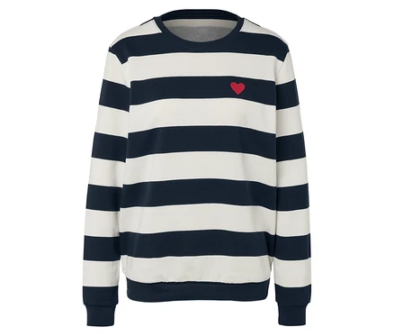 Pull rayé à manches longues avec un petit cœur rouge.