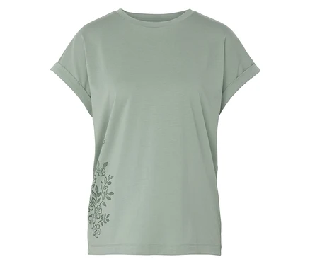 Un t-shirt vert clair avec un motif floral sur le côté gauche.