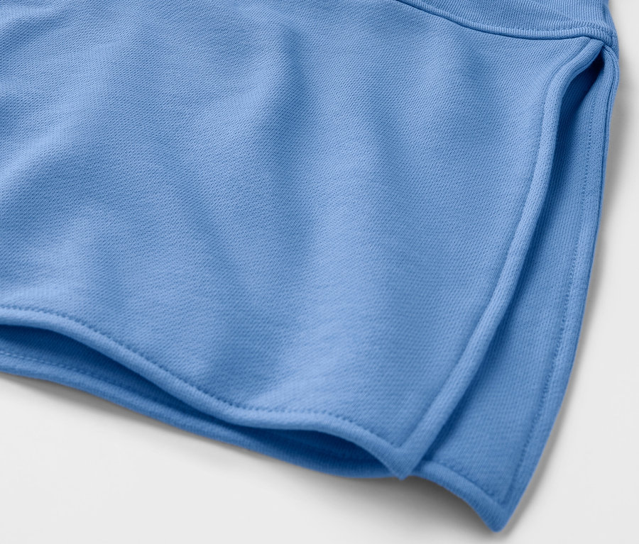 Gros plan sur un sweatshirt long à capuche bleu clair.