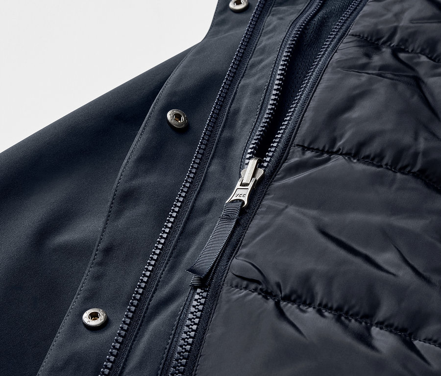 Gros plan sur un manteau d'extérieur 3 en 1 bleu marine.