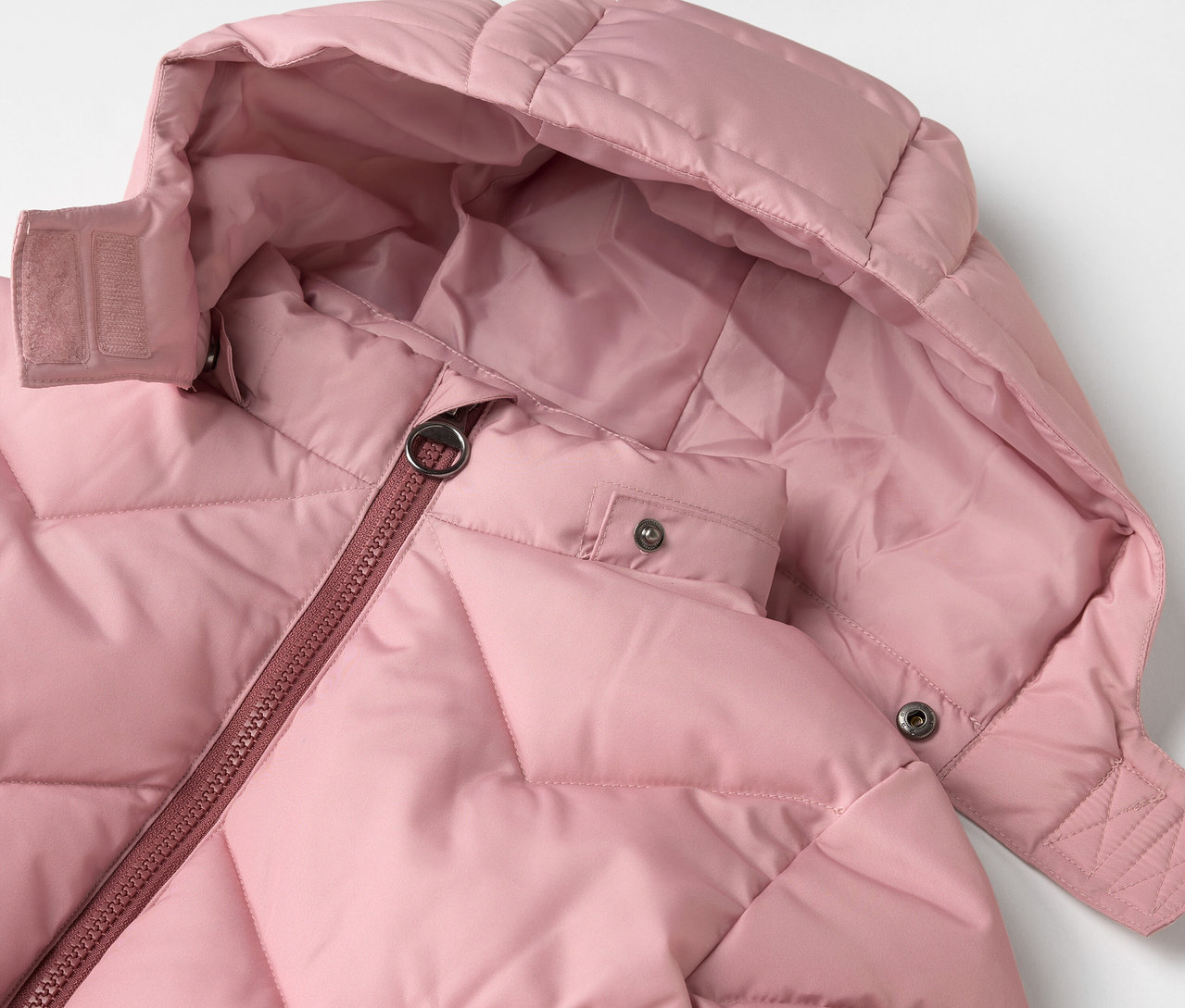 Gros plan sur un manteau thermique pour enfants.