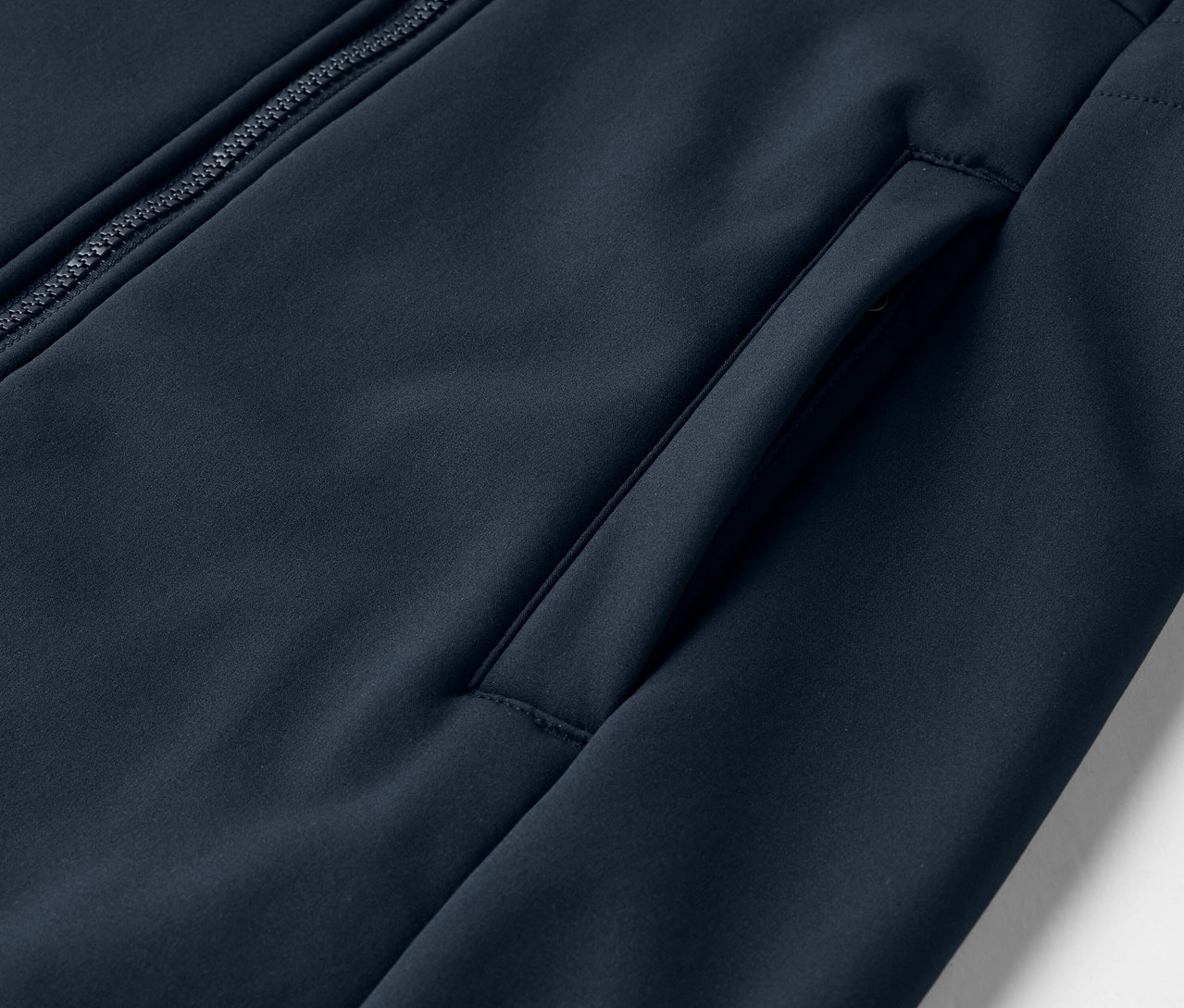 Gros plan sur un manteau en softshell bleu marine.