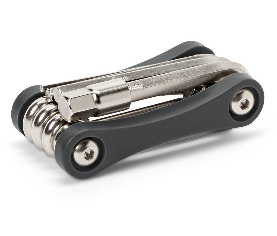 Outil multifonction pliable avec divers embouts argentés et une poignée grise.