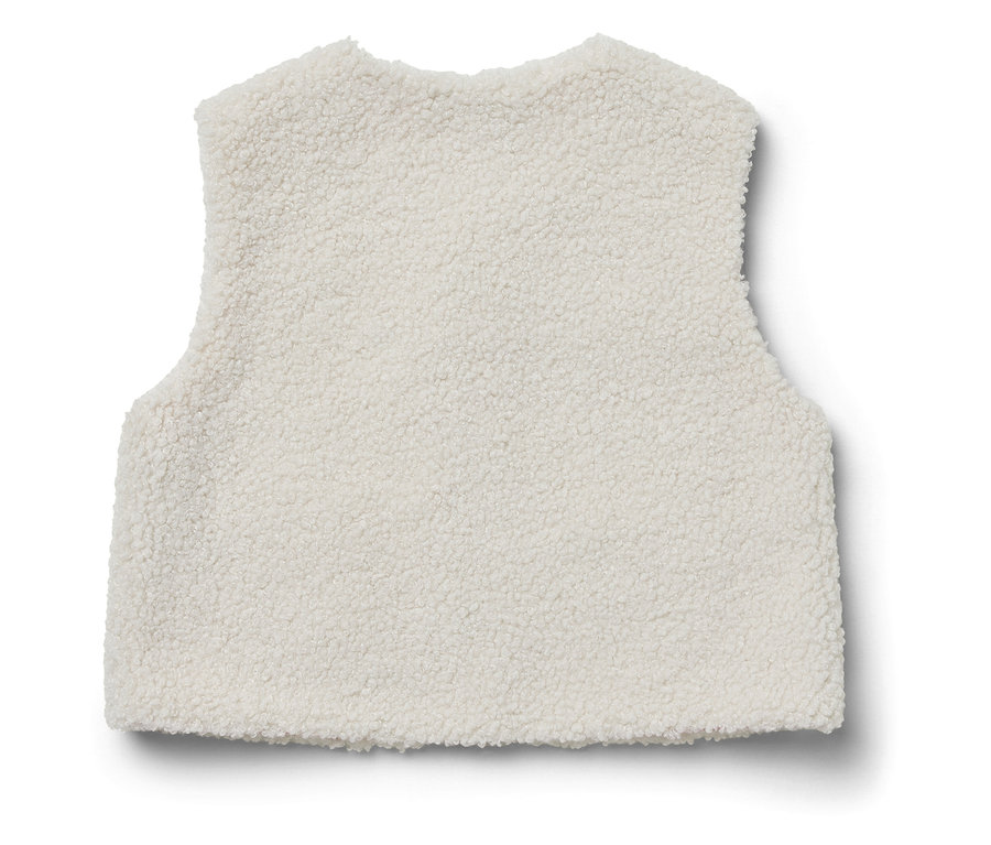 Un gilet sans manches blanc et duveteux.