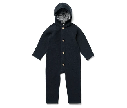 Combinaison bébé bleu marine à capuche avec doublure rayée et boutons.