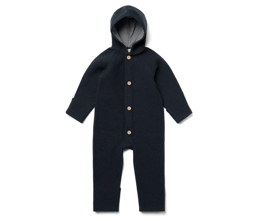 Combinaison bébé bleu marine à capuche avec doublure rayée et boutons.