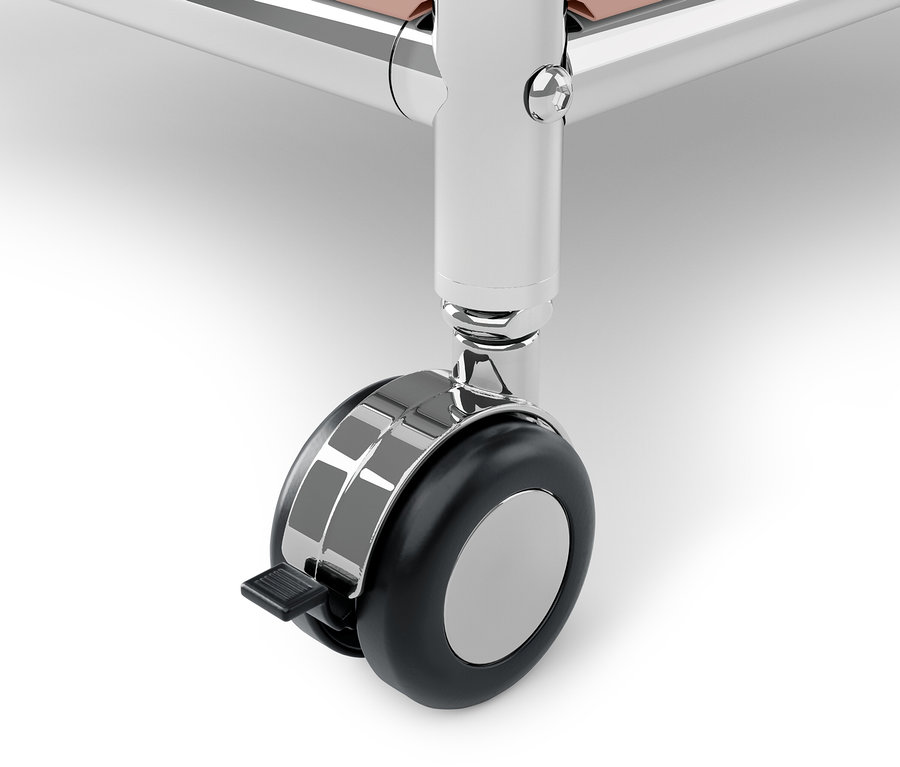 Gros plan d'une roulette chromée avec un pneu noir et un frein.