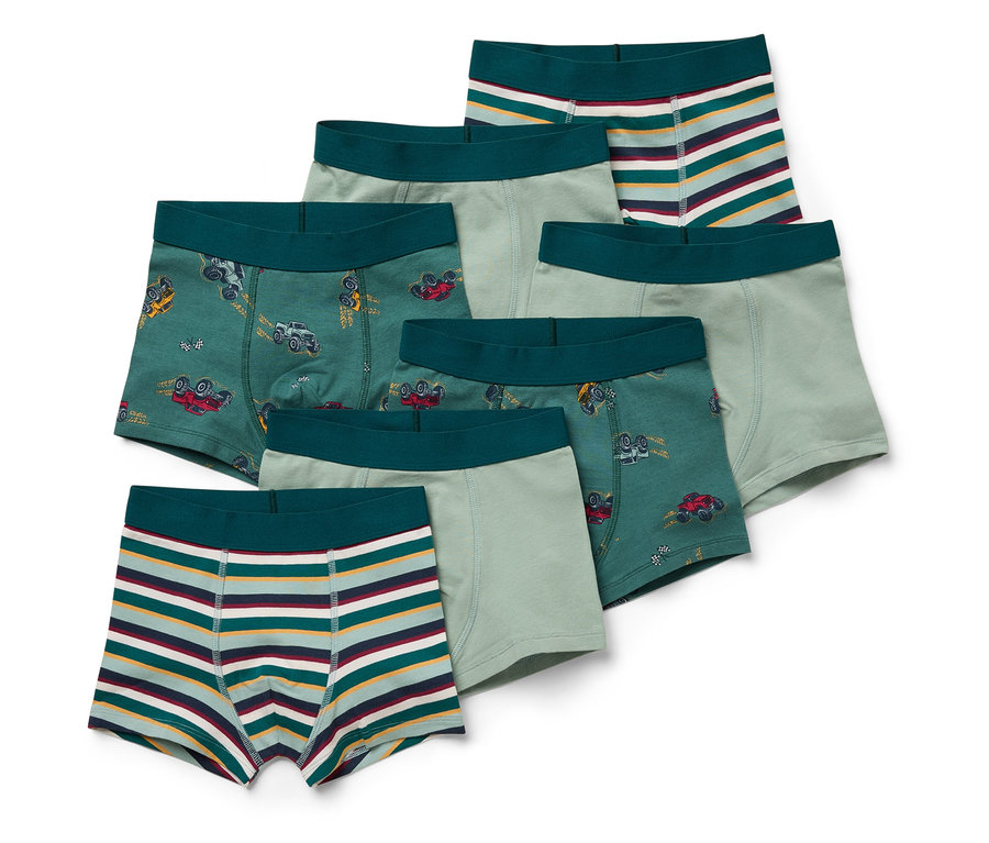 Un ensemble de six boxers pour garçons : deux verts avec un imprimé de voitures, deux vert clair et deux rayés.