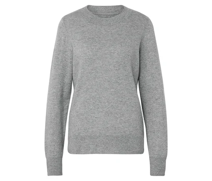 Pull gris à manches longues sur fond blanc.