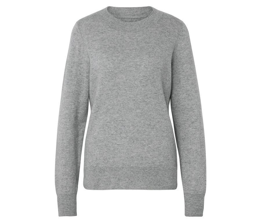 Pull gris à manches longues sur fond blanc.