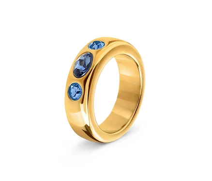 Bague en or avec trois pierres précieuses bleues.