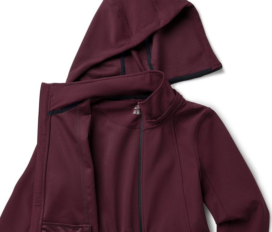 Veste à capuche bordeaux zippée avec des détails noirs sur fond blanc.