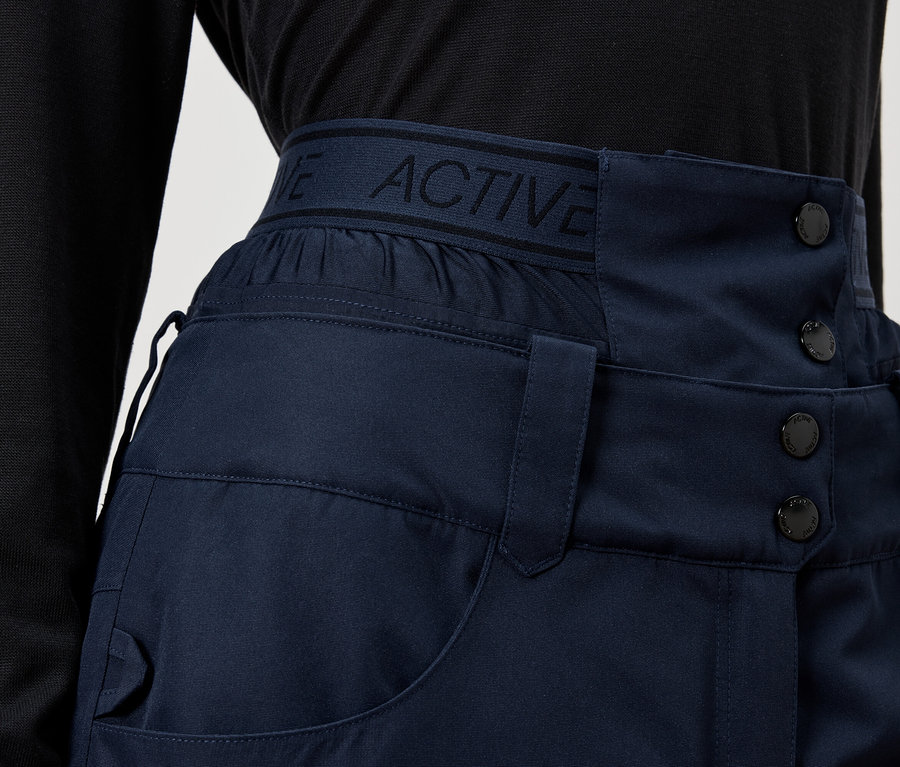 Gros plan d'un pantalon bleu marine à taille haute avec boutons.