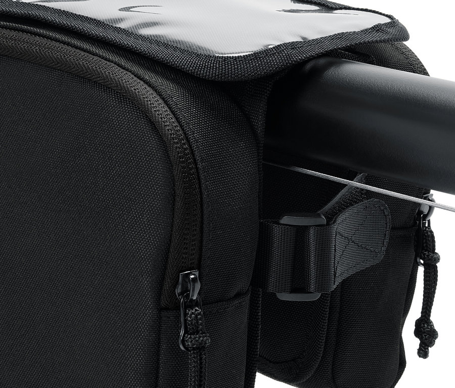 Gros plan d'une sacoche de cadre de vélo noire avec un compartiment transparent sur le dessus, fixée à un guidon de vélo.