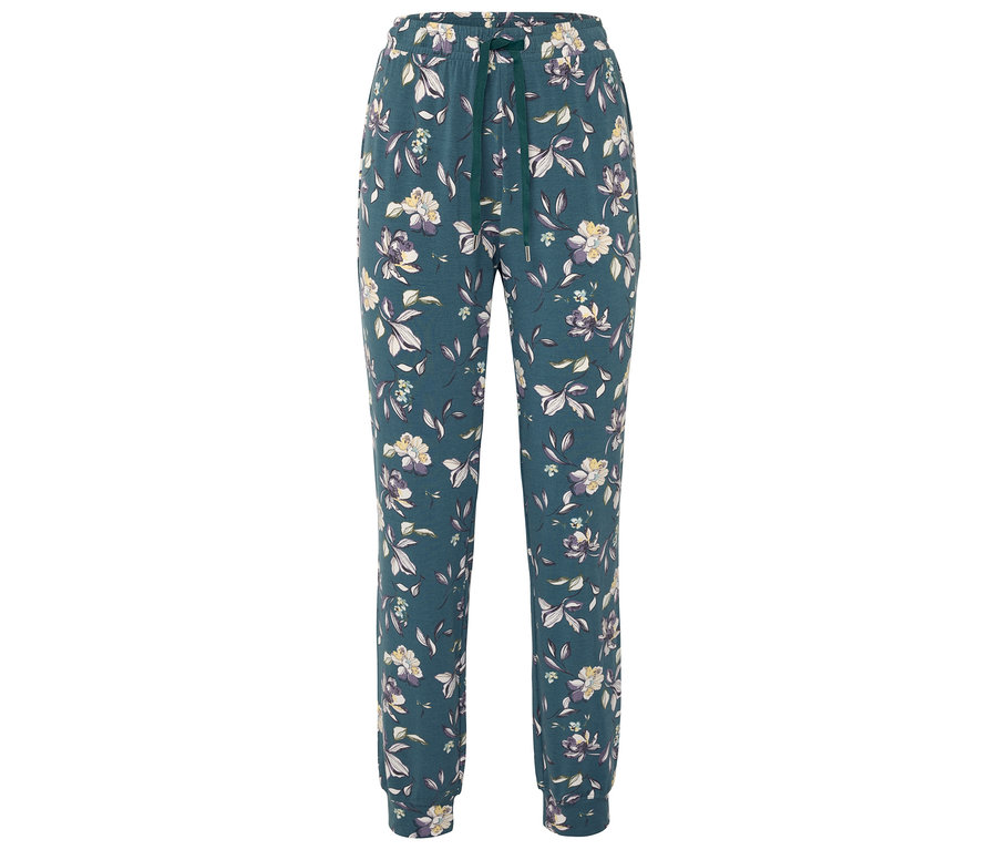 Un pantalon long vert à motifs floraux.