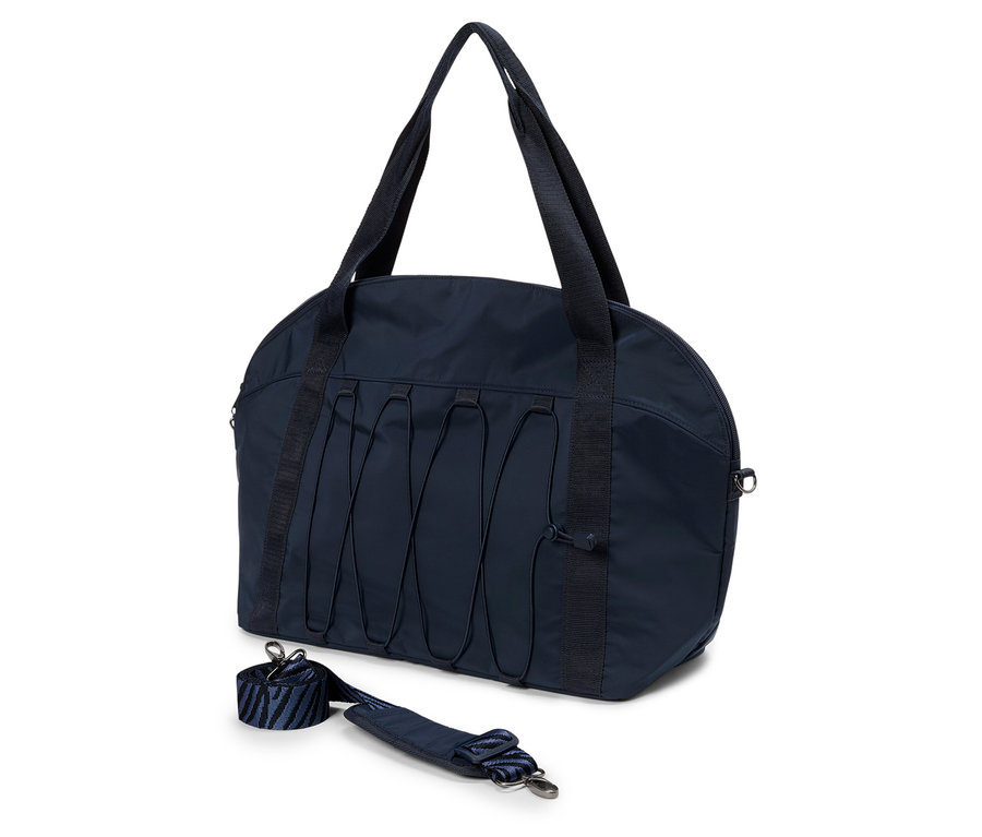 Sac de sport bleu marine avec poignées et bandoulière amovible posé sur un fond blanc.