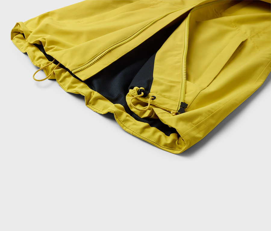 Gros plan d'une veste jaune avec une fermeture éclair ouverte et une doublure noire.