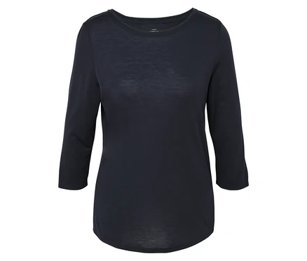 Un t-shirt bleu marine à manches trois-quarts sur fond blanc.