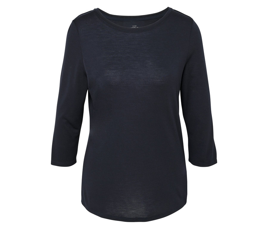 Un t-shirt bleu marine à manches trois-quarts sur fond blanc.