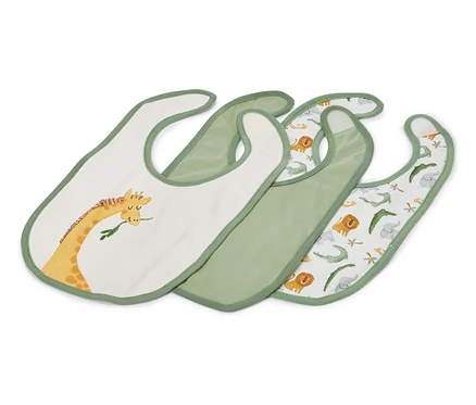 Trois bavoirs verts pour bébé, un avec un motif de girafe, un vert uni et un avec des motifs d'animaux.
