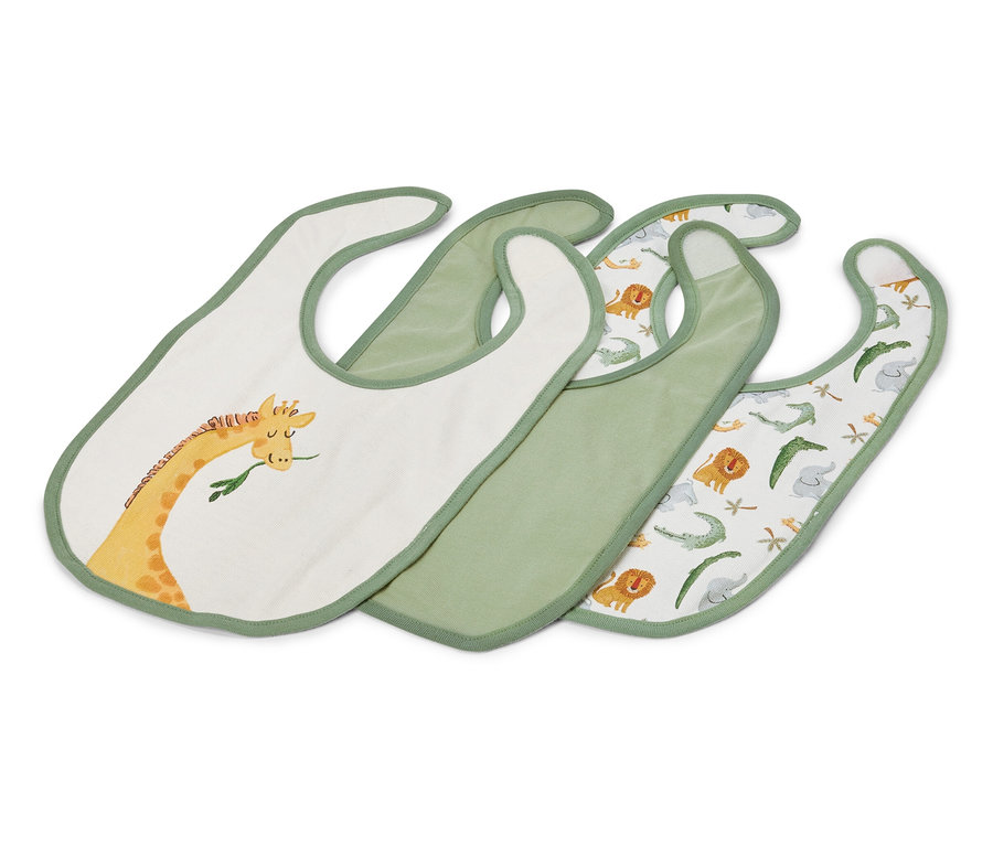 Trois bavoirs verts pour bébé, un avec un motif de girafe, un vert uni et un avec des motifs d'animaux.