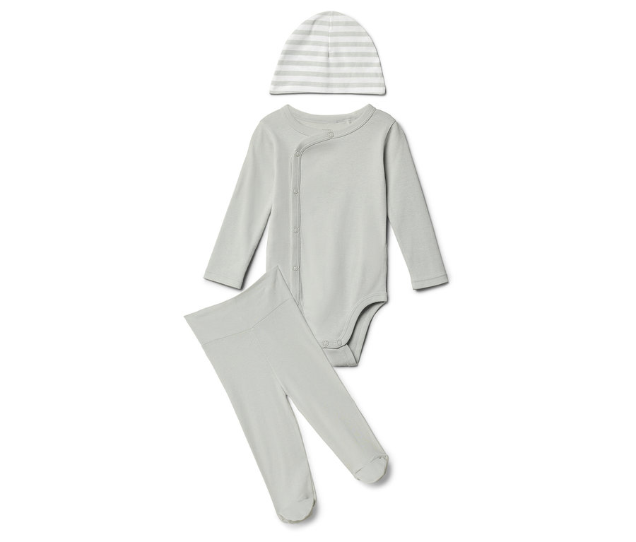 Ensemble bébé gris clair composé d'un bonnet rayé, d'un body à manches longues et d'un pantalon.