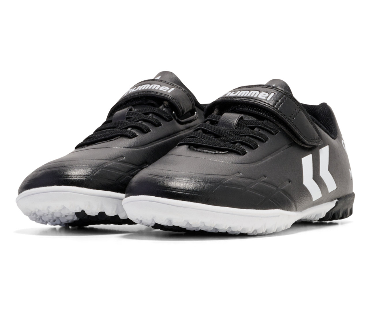 Deux chaussures de football hummel® Top Star Turf JR noires avec semelle blanche côte à côte.