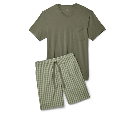 Un ensemble de pyjama vert olive composé d'un t-shirt à col en V et d'un short à carreaux.