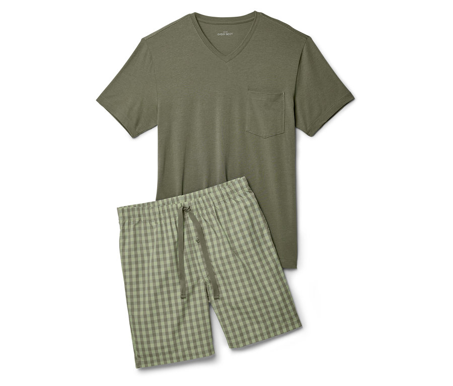 Un ensemble de pyjama vert olive composé d'un t-shirt à col en V et d'un short à carreaux.