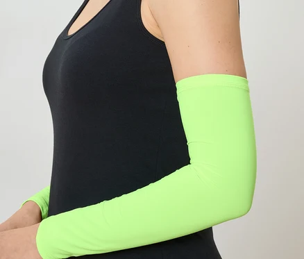 Femme portant un débardeur noir et des manchettes vert clair.