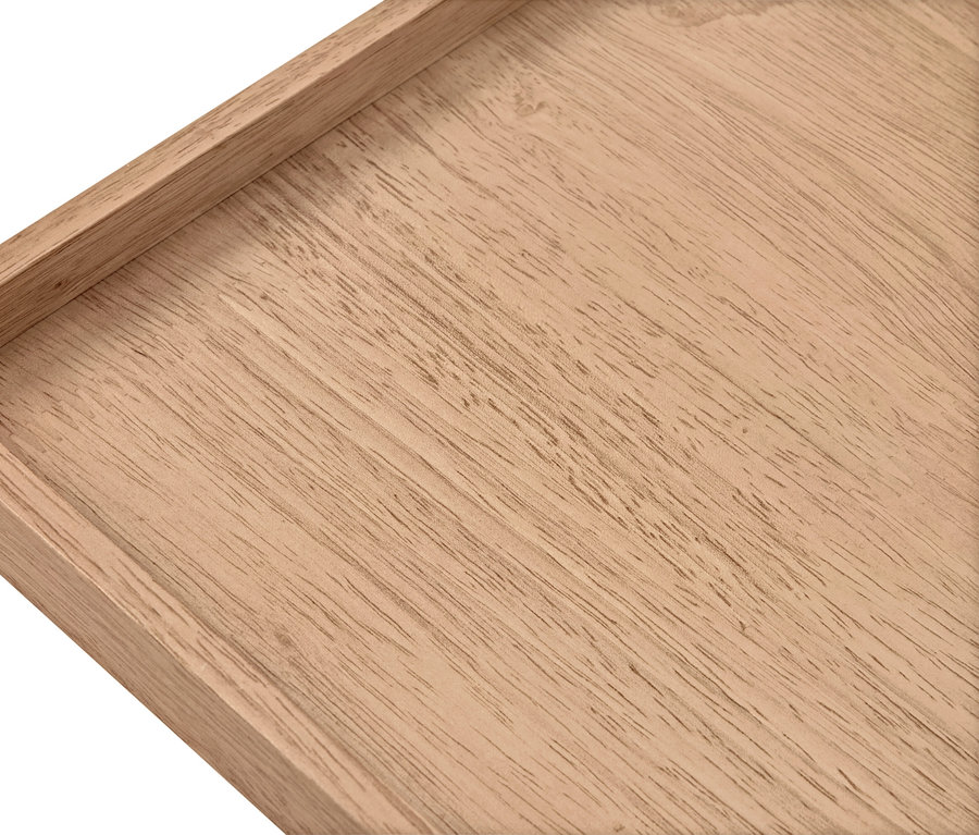Gros plan d'un plateau en bois vide avec des bords surélevés.