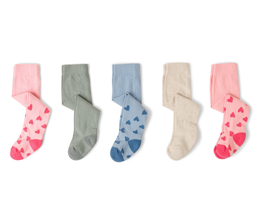 Cinq paires de collants pour enfants de couleur rose avec des cœurs rouges, gris, bleu avec des cœurs bleus et beige sont posées sur un fond blanc.