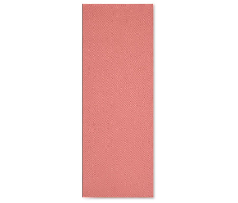 Un tapis de yoga rose uni est posé sur un fond blanc.