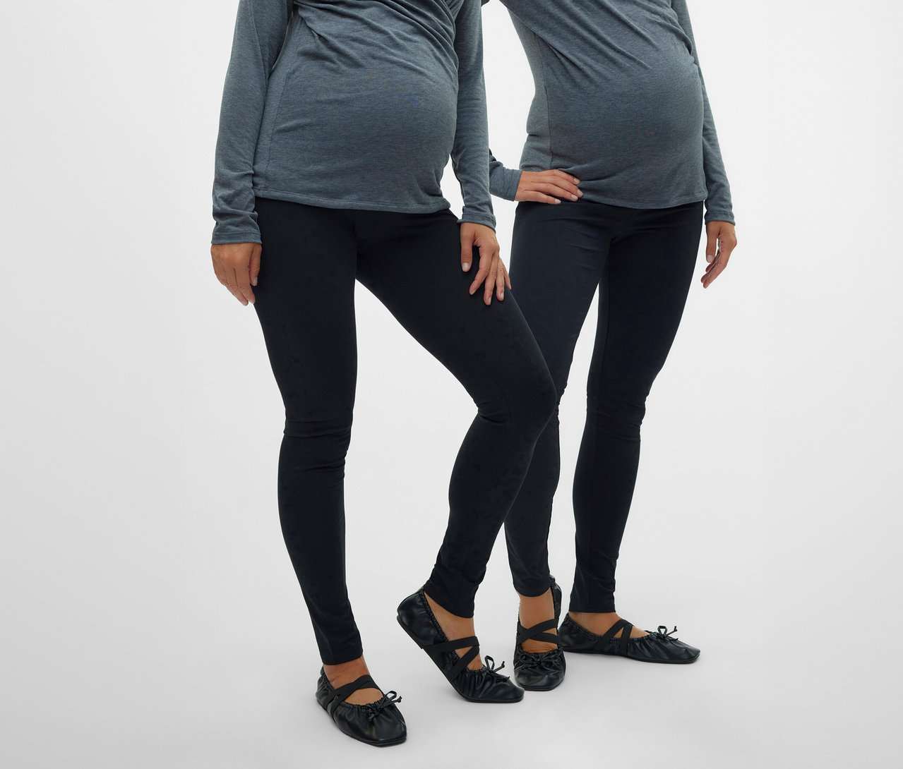 Deux femmes enceintes portant des hauts gris et des leggings noirs MAMALICIOUS «
MLEMMA » avec des ballerines sur fond blanc.