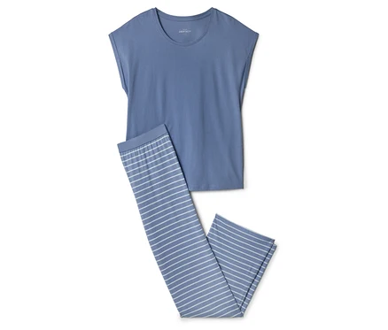 Haut de pyjama bleu et pantalon rayé.