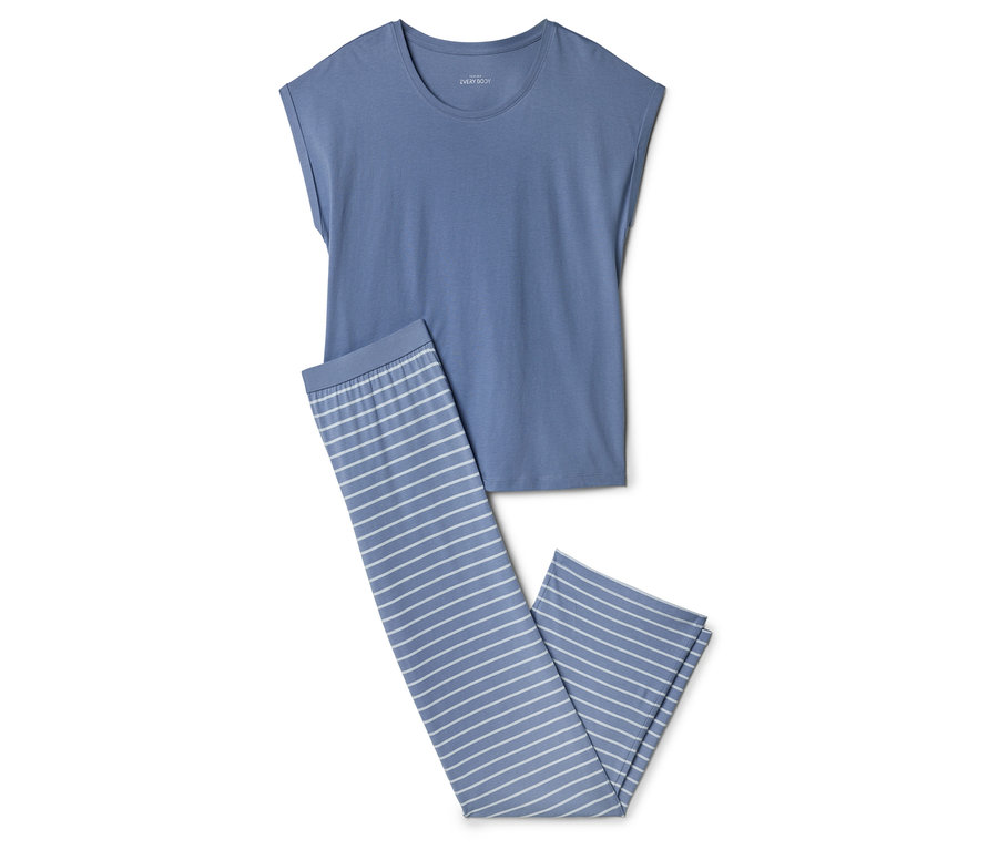 Haut de pyjama bleu et pantalon rayé.