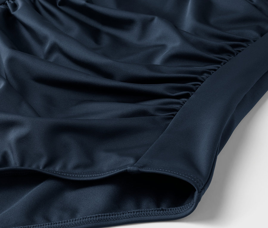 Gros plan sur un tissu bleu marine avec des fronces.