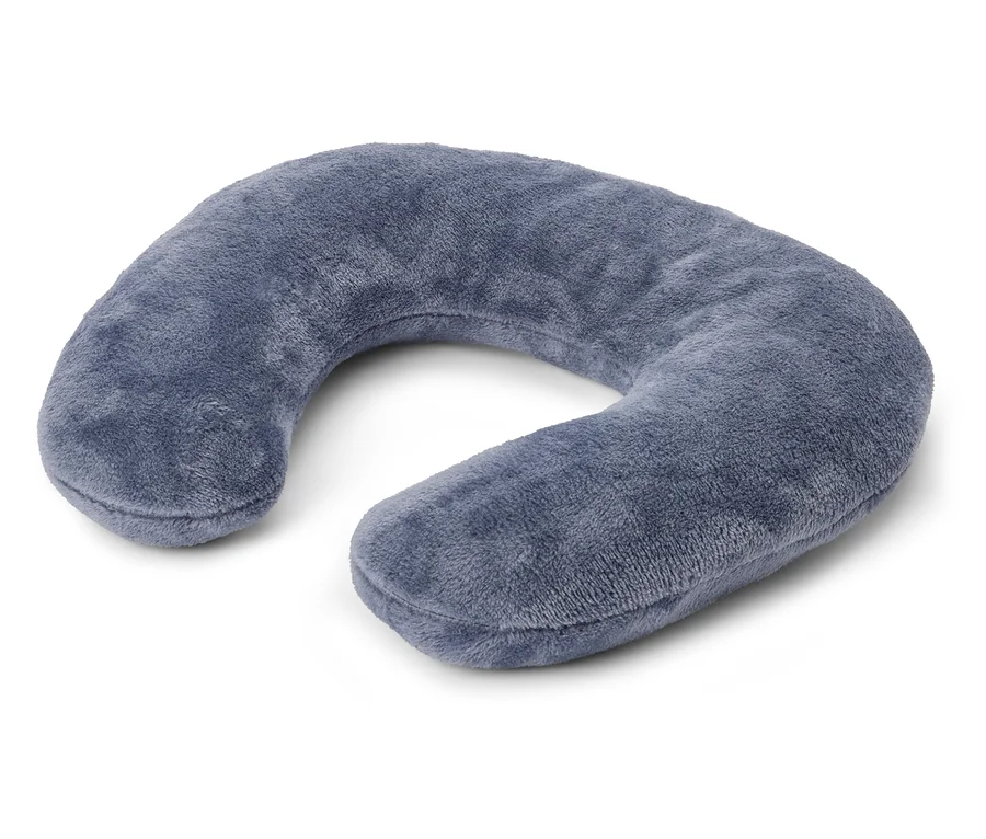 Un coussin de voyage bleu en forme de U est posé sur un fond blanc.