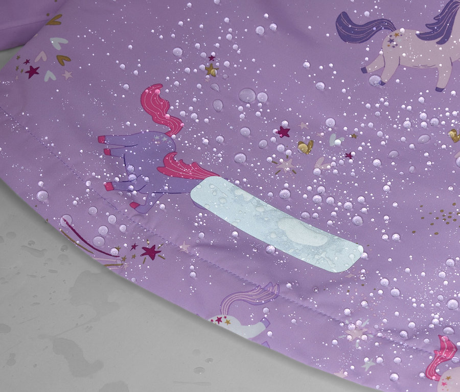 Gros plan d'un tissu violet à motif de licorne avec des gouttes d'eau et une bande réfléchissante.