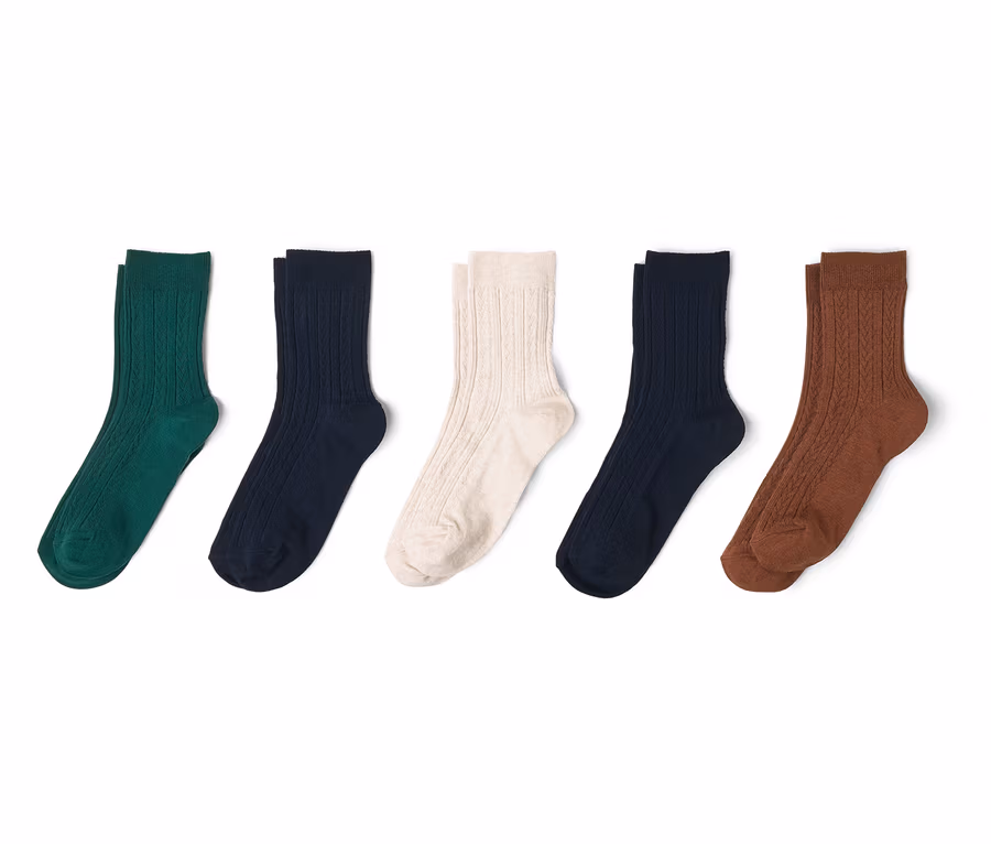 Cinq paires de chaussettes côtelées vertes, bleu marine, beige et marron sont alignées sur un fond blanc.