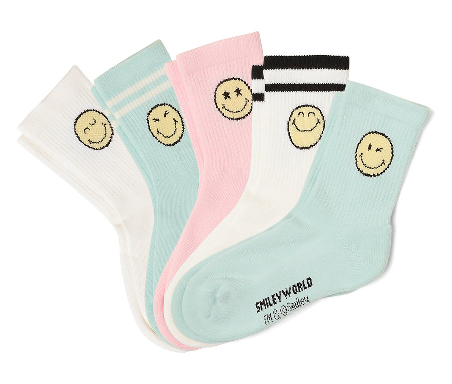 Cinq paires de chaussettes de tennis pour enfant SMILEYWORLD® en blanc, rose et vert sauge, chacune avec un visage souriant jaune. Certaines chaussettes ont des rayures.