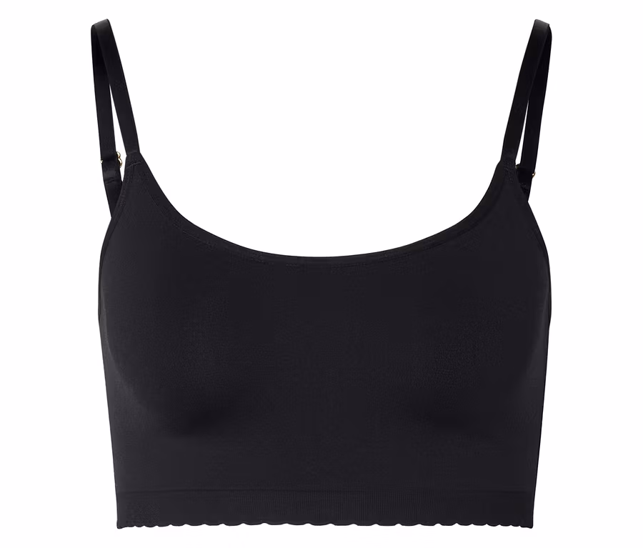 Soutien-gorge noir à fines bretelles et bande inférieure côtelée sur fond blanc.