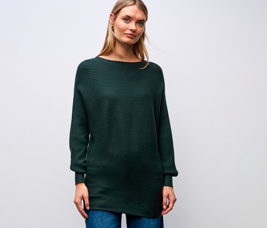 Femme portant un pull structuré Street One vert foncé et un jean.