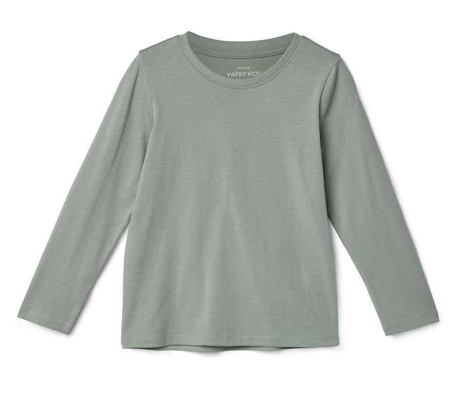 Un t-shirt à manches longues vert clair pour enfant est posé sur un fond blanc.