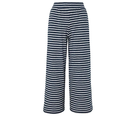 Un pantalon long et large à rayures horizontales bleu marine et blanches sur un fond blanc.