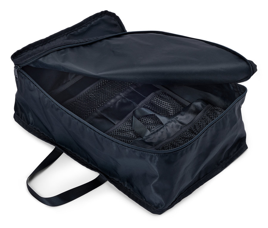 Sac de voyage bleu marine ouvert avec fermeture éclair et plusieurs compartiments, vu du dessus.