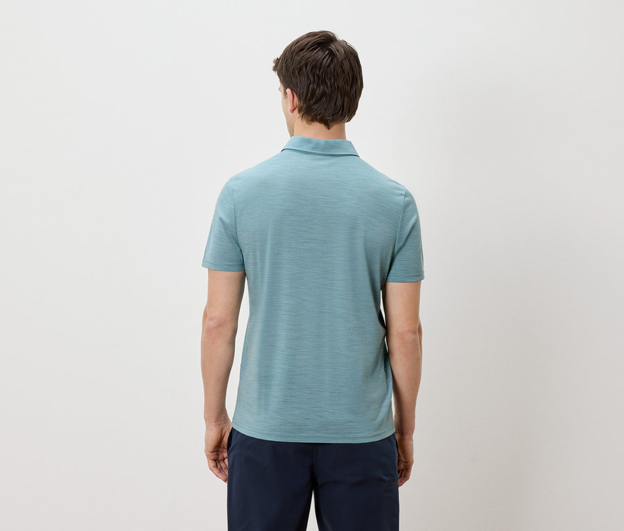 Vue arrière d'un homme portant un polo bleu clair et un short bleu marine sur un fond blanc.