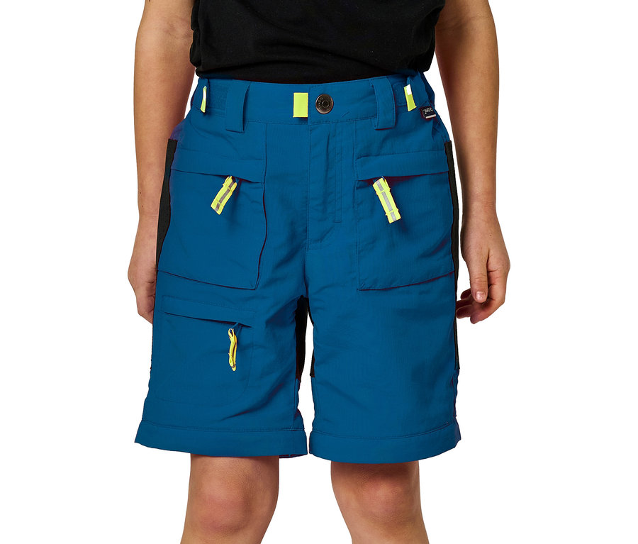 Enfant portant un short bleu avec de nombreuses poches et des accents jaunes.