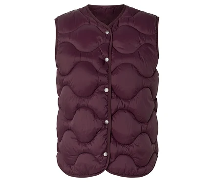 Veste sans manches matelassée bordeaux boutonnée avec des coutures ondulées.