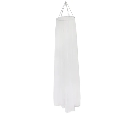 Ciel de lit blanc suspendu à une ficelle sur fond blanc.